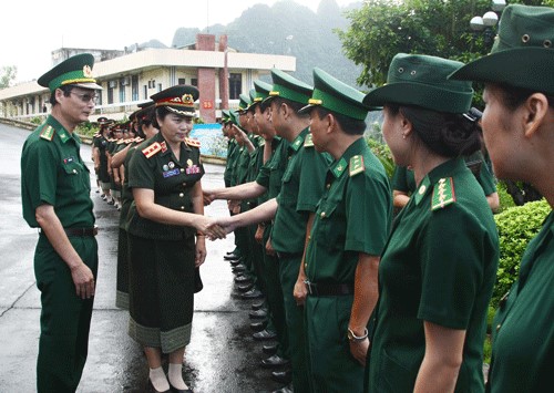 为老挝人民军队妇女干部进行业务培训
