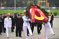 朝鲜国务委员会委员长金正恩拜谒胡志明主席陵墓