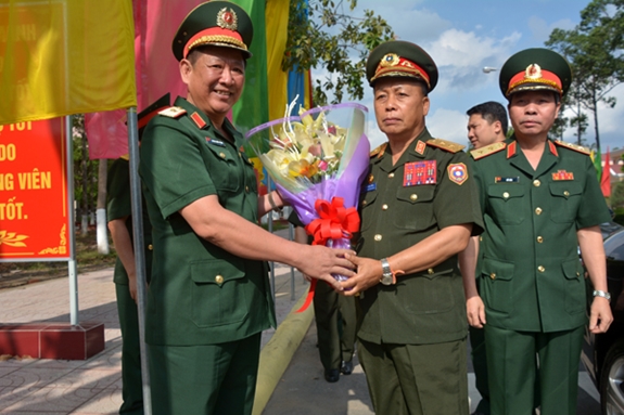 老挝人民军高级政治代表团探访第九军区