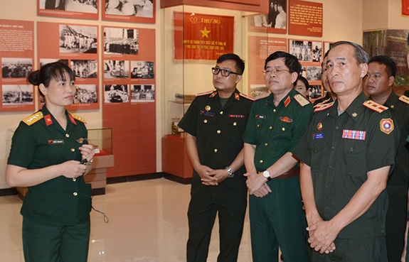 老挝人民军年轻军官代表团访问军医学院