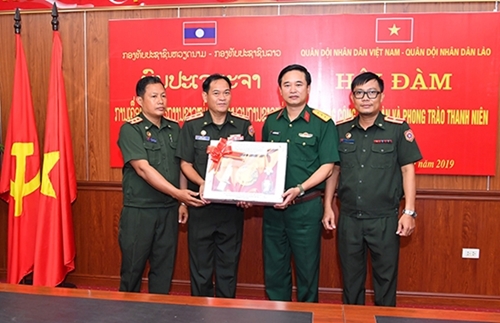 关于越南与老挝共青团工作与青年运动的会谈在河内举行