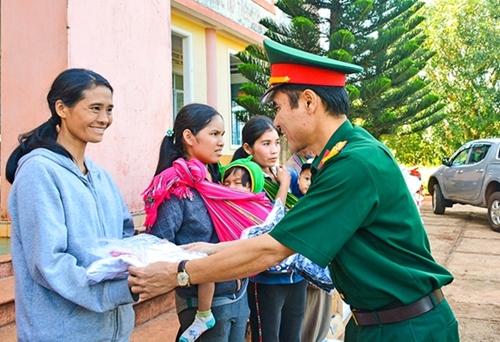 132旅开展系列活动帮助群众建设新农村