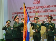 向老挝人民军优秀个人和集体授予越南国家高贵勋章