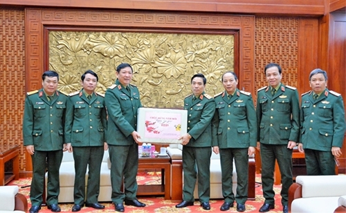 总参谋部领导视察一些单位并致以新春祝福