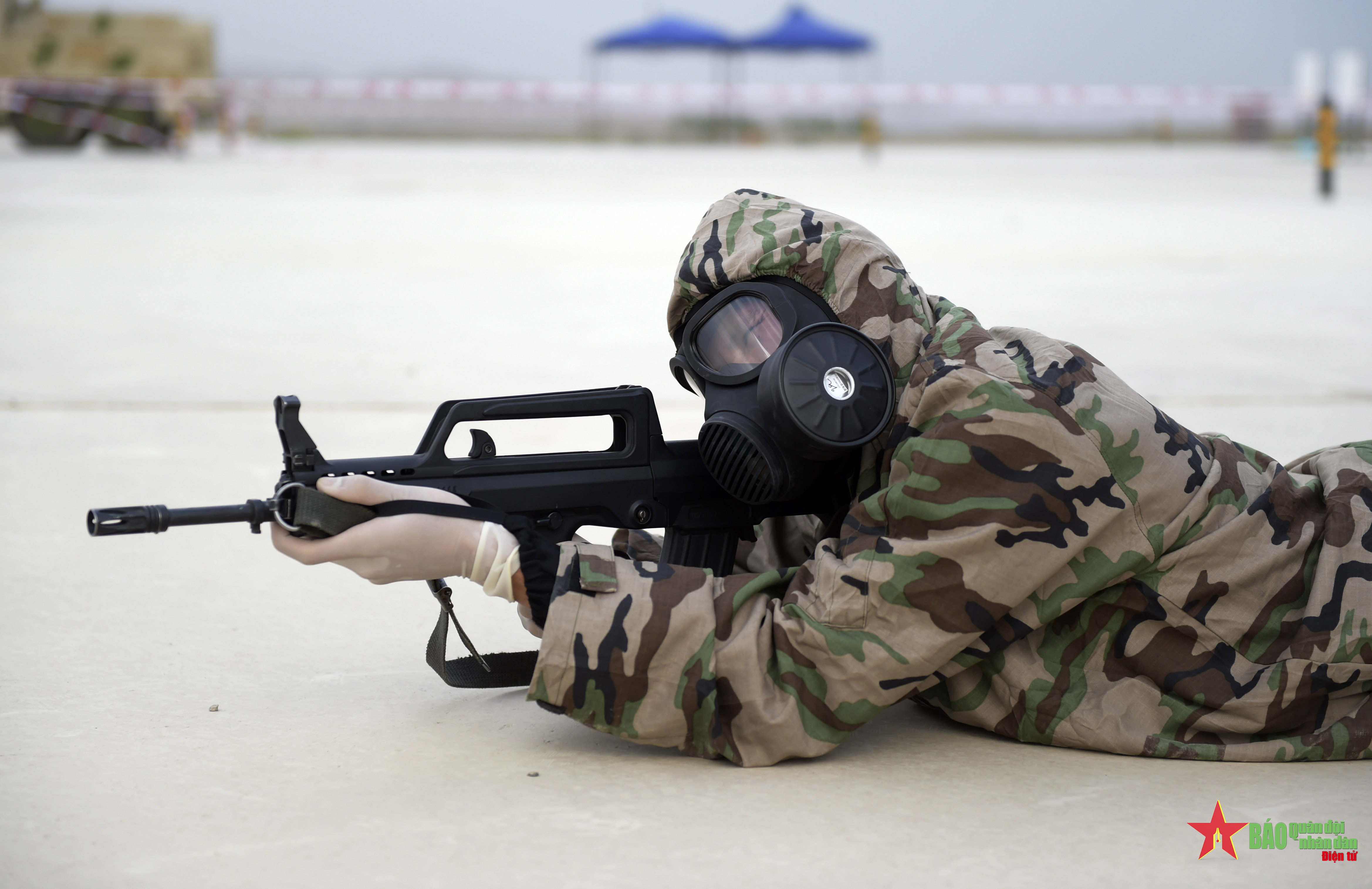 越南人民军化学参赛队的运动员戴着防毒面具进行射击训练