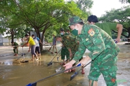 平定省边防部队帮助人民克服洪灾后果