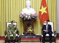 阮春福主席会见来访的老挝公安部长维莱•拉坎冯大将