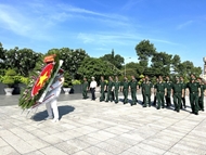 中央军委和国防部代表团在胡志明市烈士陵园敬香缅怀英烈