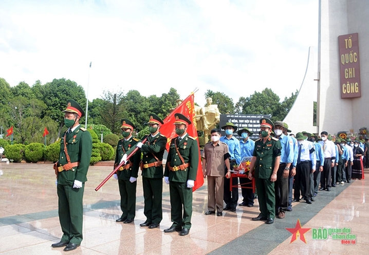 为在柬埔寨牺牲的15具越南志愿军遗骸举行追悼会和安葬仪式