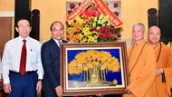 越南国家主席阮春福在胡志明市祝贺佛诞节