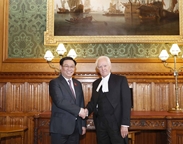 越南国会主席王廷惠与英国上议院议长约翰·麦克福尔举行会谈