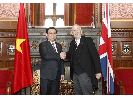 越南国会主席王廷惠与英国下议院议长林赛·霍伊尔举行会谈