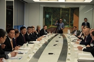 越南政府副总理范平明与美国商界举行座谈会