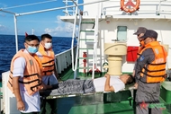 第四鱼检支队KN402号船将患病渔民安全地送回陆地