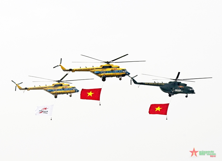 2022年越南国际防务展前夕“空中使者”随时待命

