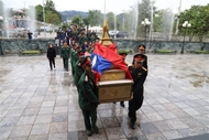 10具在老挝北部牺牲的越南专家和志愿军烈士遗骸回国