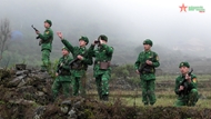 老街省边防部队坚持顶着严寒天气进行巡逻保卫国家边界

