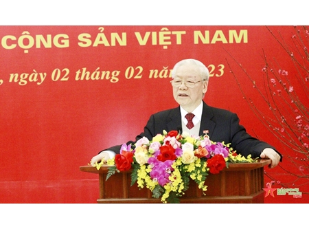 越共中央总书记阮富仲荣获55年党龄纪念章