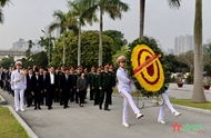 中央军委和国防部敬香献花缅怀周辉闽大将