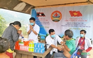 385公司为老挝人民进行免费体检和发放药品
