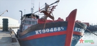 129海团修理在越南长沙群岛发动机出现故障的渔船