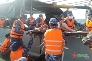 海军129海团为QNg-96183TS渔船上工伤渔民提供帮助