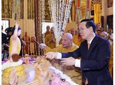 越南国家主席武文赏在胡志明市向佛教信徒致以佛诞节祝福