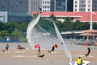 西贡河上的水上运动表演精彩纷呈