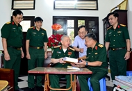 黎光明中将祝贺阮决大将101年诞辰