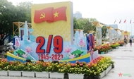 胡志明市国旗和鲜花色彩鲜艳，庆祝九·二国庆78周年

