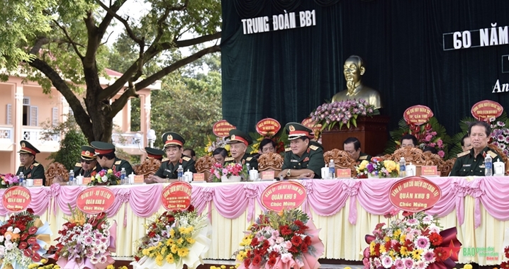 330师1团举行成立60周年纪念典礼