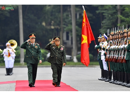 梁强大将与老挝人民军总政治局主任举行会谈