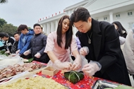 国际大学生体验越南传统春节的特色