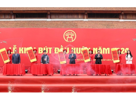 国家主席武文赏出席在民族英雄、世界文化名人阮廌纪念区的新春开笔礼
