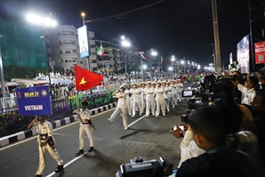 印度海军在“米兰-2024”多国海军演习中进行实力展示和街头阅兵