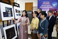 “海浪边的祖国”艺术图片展在老挝开展