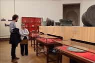 来到比利时皇家艺术与历史博物馆参观越南文物