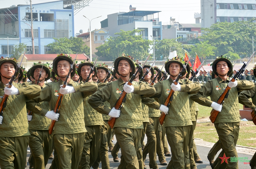 参加庆祝奠边府大捷70周年阅兵游行活动的力量开始在奠边省合练