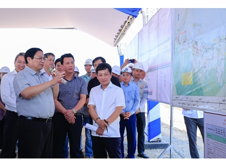 政府总理范明政：力争到2025年胡志明市至广义省高速公路全线通车
