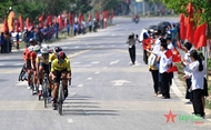 “2024年回归奠边府—人民军队报杯”自行车比赛：同胞为骑车团队“加油打气”
