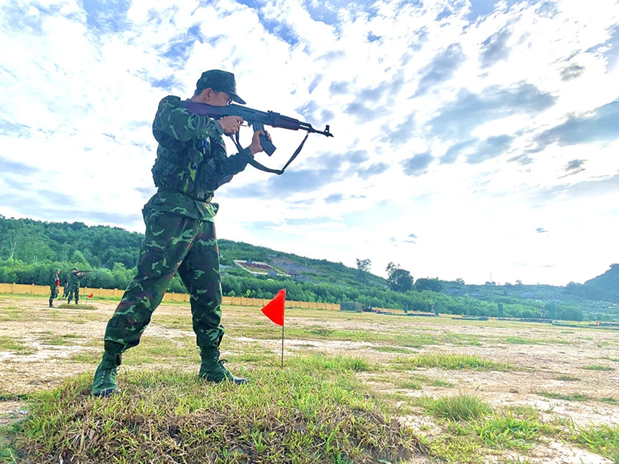 	第四军区举行枪支射击比赛