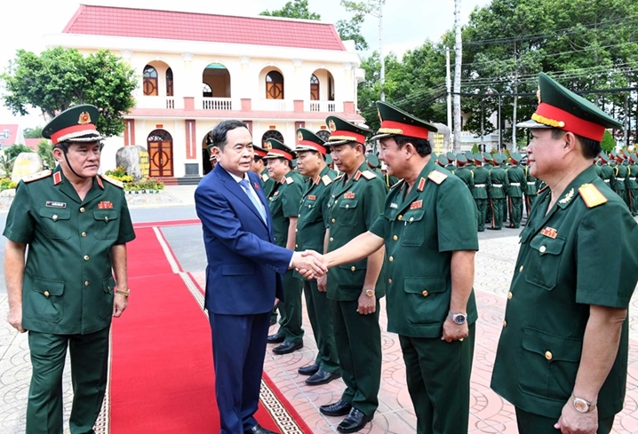 越南国会主席陈青敏走访慰问第九军区党委和司令部