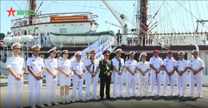 黎贵惇286号帆船抵达泗水港，开始与印尼海军进行访问交流