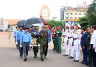为在柬埔寨牺牲的130具烈士遗骸举行追悼会和安葬仪式