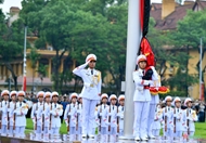 国旗降半旗仪式在巴亭广场隆重举行 为阮富仲总书记举行国葬
