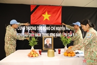 越南蓝色贝雷帽部队降半旗悼念阮富仲总书记