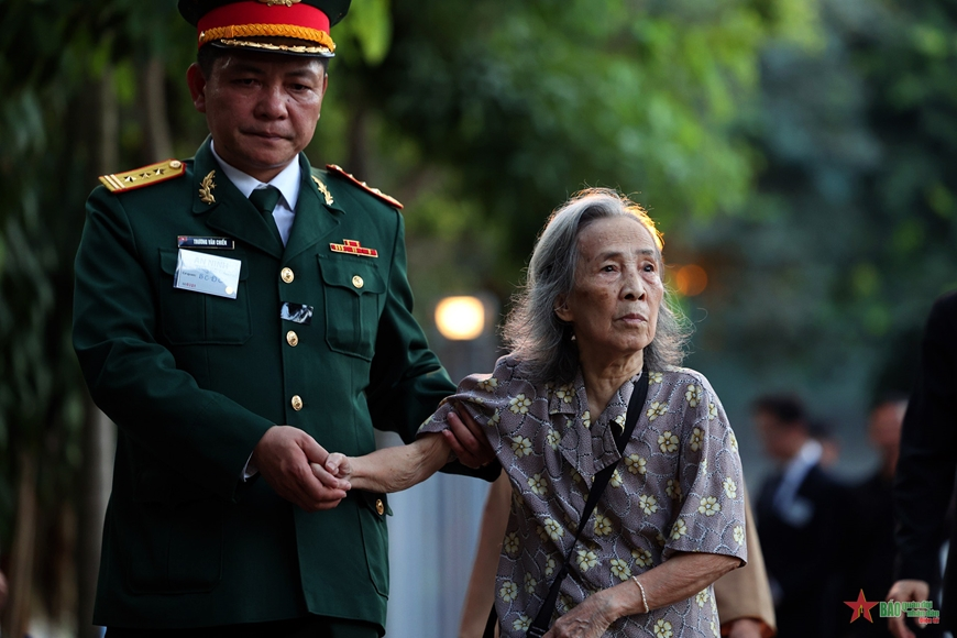 Gallery - 	数万名群众排成长龙等候吊唁阮富仲总书记 7月25日的吊唁仪式延长至深夜