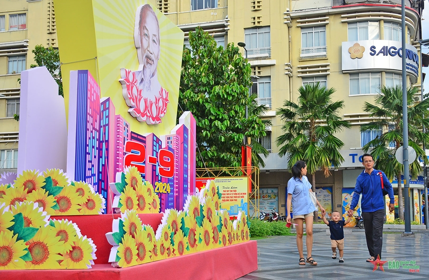 View - 	胡志明市各街头张灯结彩 迎国庆