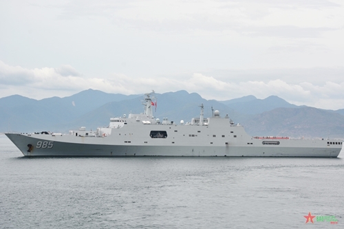 中国海军987舰编队访问越南庆和省