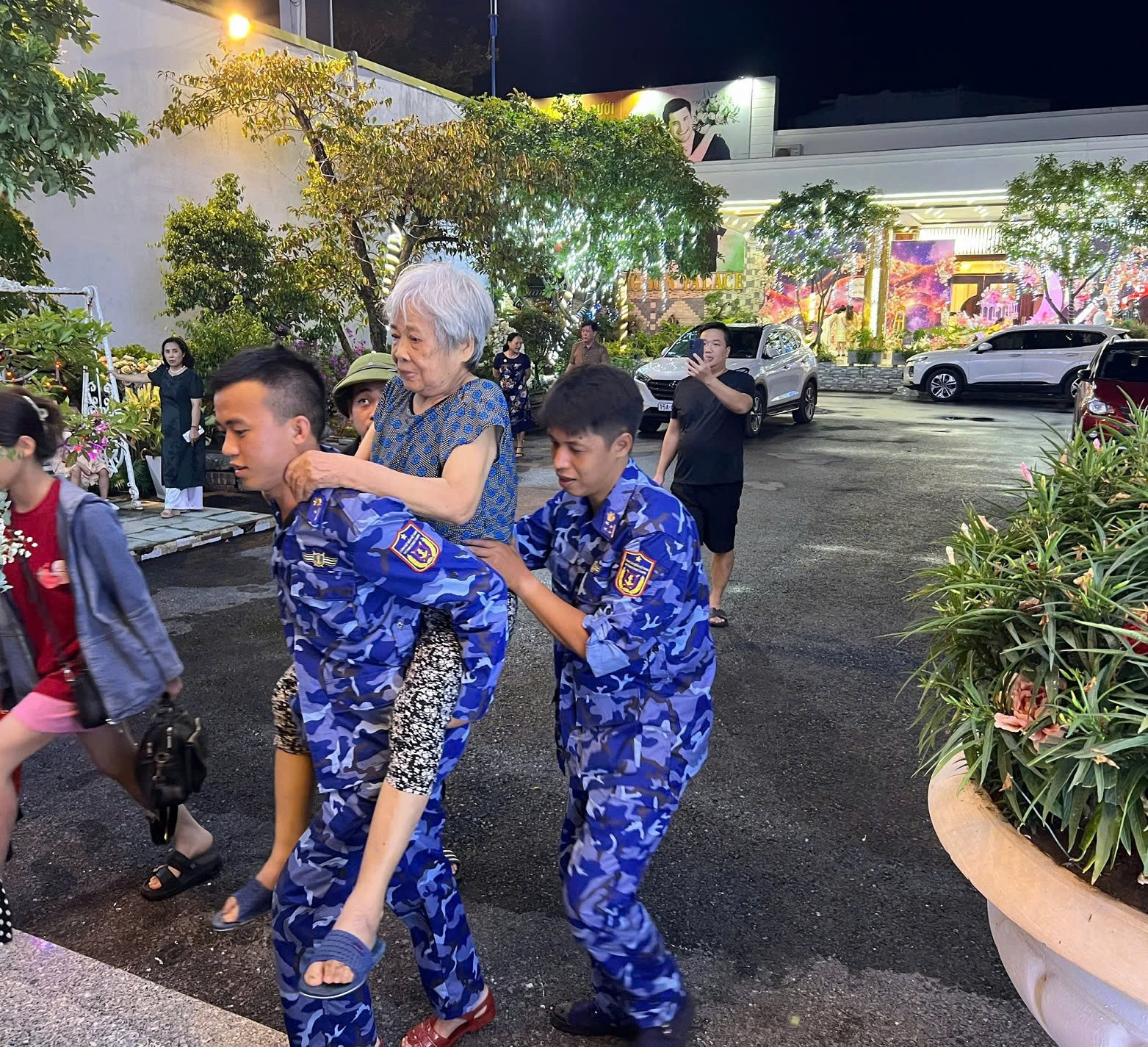 Gallery - 	军队官兵全力以赴与人民群众并肩防抗第三号台风